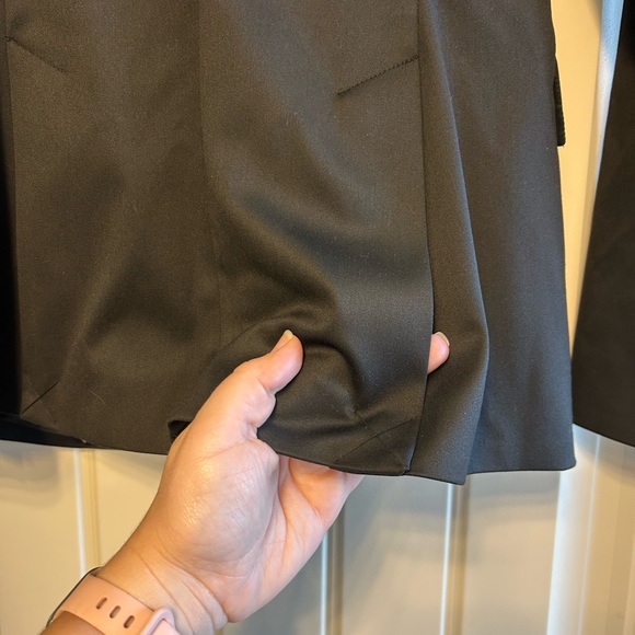 Express Black Women's Two-Button Notch-Lapel Blazer - Picture 4 of 8